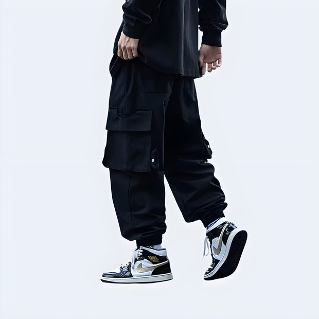 Man wearing black big pocket techwear baggy pants elastic waist