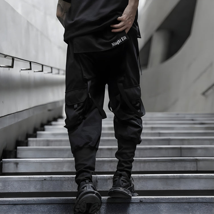 ZANEROBE パンツ Tech Utility Pant Black テックユーティリティ Man-Wearing-Black-Urban-