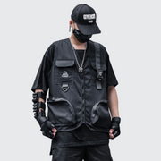 Man wearing black vest streetwear zipper closure