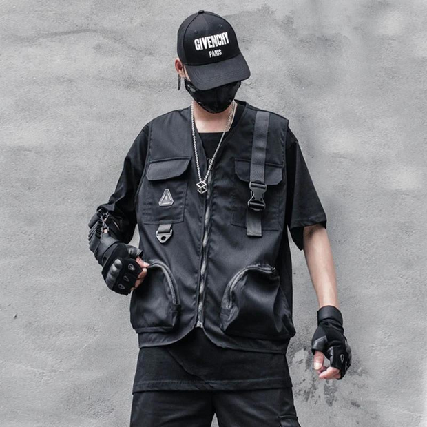 Man wearing black vest streetwear multiple pocket decoration