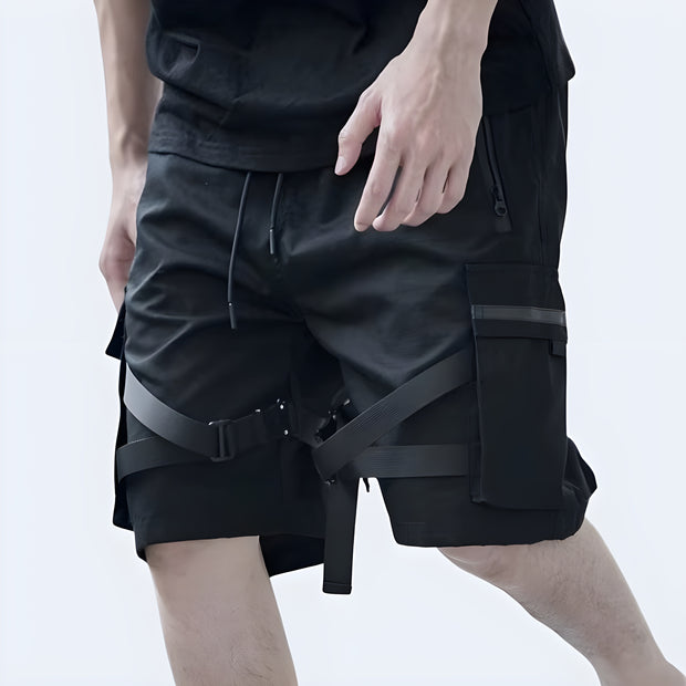 Short cargo techwear à la coupe structurée, parfait pour un look urbain et moderne. Design avant-gardiste et détails utilitaires pour allier style et praticité.