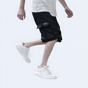 Short cargo techwear au look futuriste, idéal pour un style urbain affirmé. Confortable et fonctionnel, avec poches latérales pratiques pour un usage quotidien.
