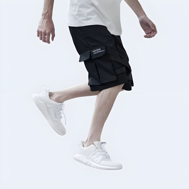 Short cargo techwear au look futuriste, idéal pour un style urbain affirmé. Confortable et fonctionnel, avec poches latérales pratiques pour un usage quotidien.