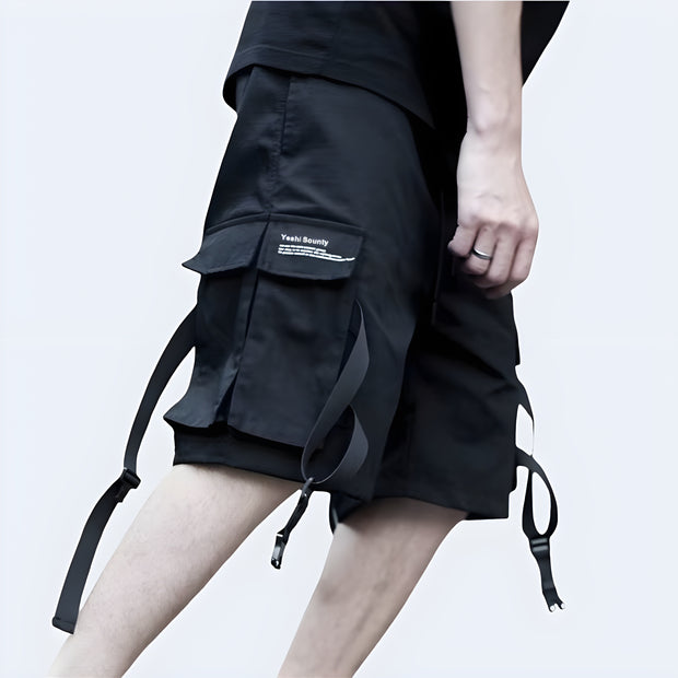 Style urbain assuré avec ce short cargo techwear porté avec attitude. Fonctionnel, résistant et prêt à te suivre partout.